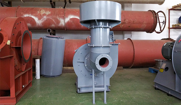 高壓離心風(fēng)機工作的風(fēng)量范圍為1000-100000m3/H，靜壓范圍：3000-22000Pa，傳動方式有三種，分別為直連式、皮帶式、聯(lián)軸器式，可根據(jù)不同的工況選擇，材質(zhì)也可根據(jù)使用環(huán)境選擇。除此之外還有兩個細節(jié)需要我們重視的。