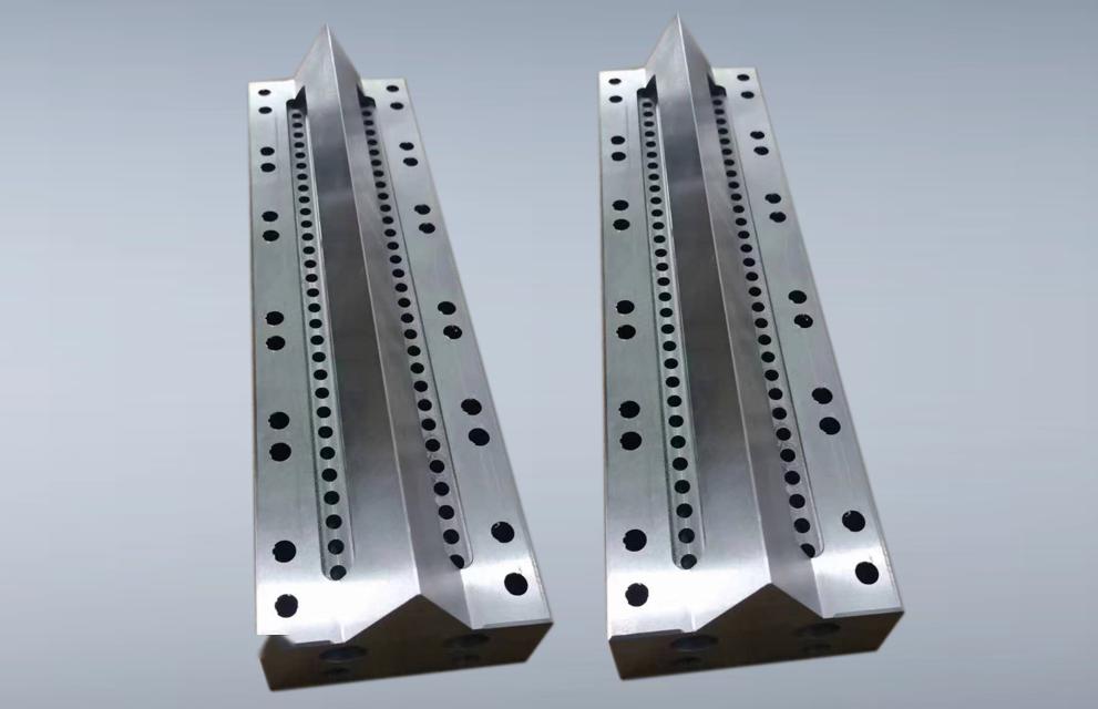 揭秘“熔噴模頭”、“口罩熔接齒模”，到底是個(gè)啥？(圖1)